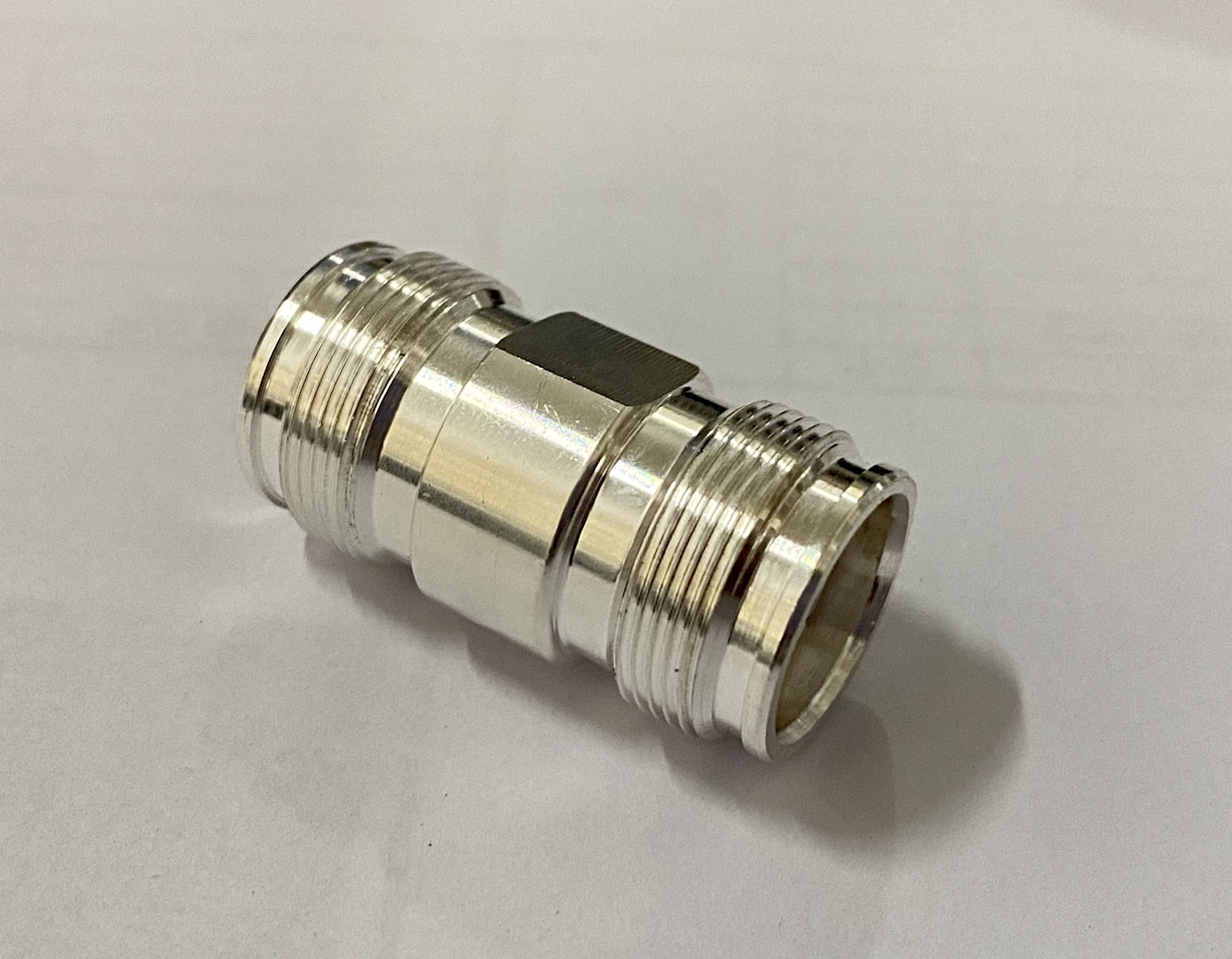 4.3-10 naaras / 4.3-10 naaras adapteri 50 ohm.